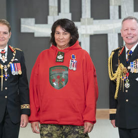 Le ranger Linda Marie Kamenawatamin prend une photo avec la gouverneure générale et le chef d'état-major de la défense.