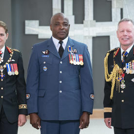 L'adjudant-maître Ruel Walker prend une photo avec la gouverneure générale et le chef d'état-major de la défense.