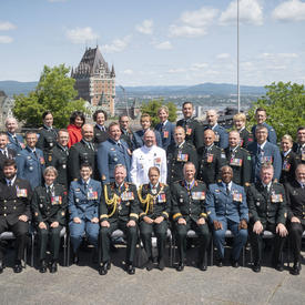Les membres nouvellement investis de l'Ordre du mérite militaire prennent une photo en groupe.