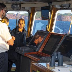 La gouverneure générale a rencontré l'équipage à bord du traversier qui relie l'Île-du-Prince-Édouard aux Îles-de-la-Madeleine. 