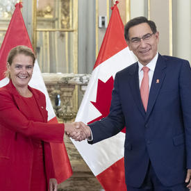 The Governor General shook hands with His Excellency Martín Vizcarra, President of the Republic of Peru.