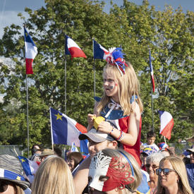 Acadians dressed in their national colours participated in the Tintamarre. 