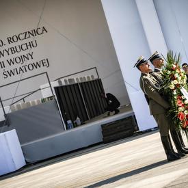 A photo of two Polish soldiers holding a wreath at the commemorative ceremony.