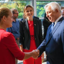 The Governor General shakes hands with an employee of the Embassy of Canada to Poland.