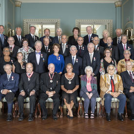 Une photo de groupe des récipiendaires de la cérémonie de l'Ordre du Canada.