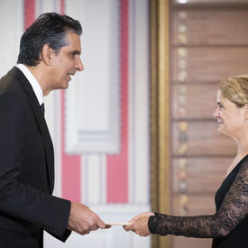 His Excellency Mauricio Ortiz Ortiz, Ambassador of the Republic of Costa Rica, gives his letters of credence to the Governor General. 