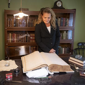 The Governor General touring the office in the Maison Alphonse-Desjardins.