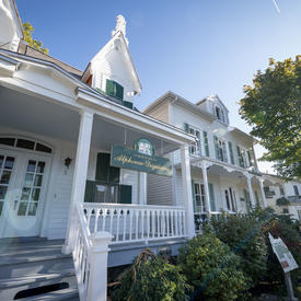 A picture of the Maison Alphonse-Desjardins taken from outside. 