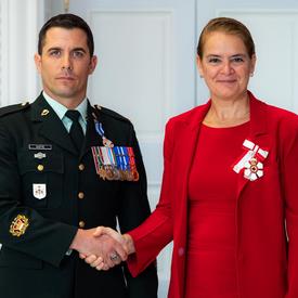 The Governor General shakes hands with Warrant Officer Côté. 