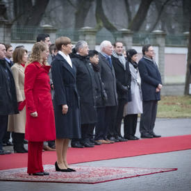President Kersti Kaljulaid and the Governor General stand on the red carpet. 