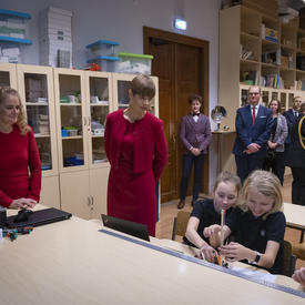 President Kersti Kaljulaid and the Governor General are talking to students. 