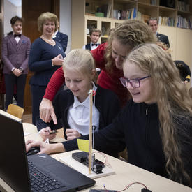 The Governor General is talking with students. 