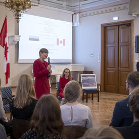 President Kersti Kaljulaid is talking to students. 