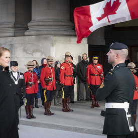 Lors de son arrivée à l’édifice du Sénat du Canada, elle a reçu le salut royal.