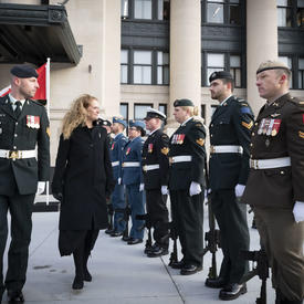 Lors de son arrivée à l’édifice du Sénat du Canada, elle a inspecté une garde d'honneur. 