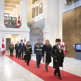 Dirigés par l'huissier du Bâton noir, des fonctionnaires, y compris la gouverneure générale et le premier ministre, sont entré la Chambre du sénat.  