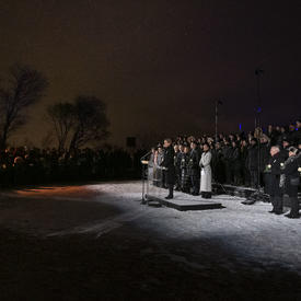 Des Canadiens se rassemblent lors de la cérémonie commémorative de la Polytechnique.