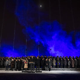 Des Canadiens se rassemblent lors de la cérémonie commémorative de la Polytechnique.