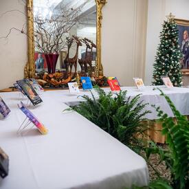 Les livres des gagnants sur une table. 