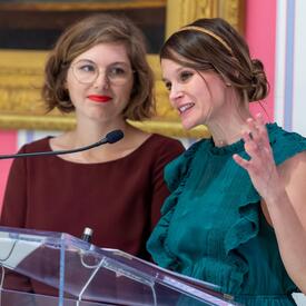 Stéphanie Lapointe et Delphie Côté-Lacroix ont parlé à partir d'un podium. 
