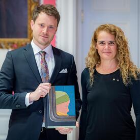 Sydney Smith se tient aux côtés de la gouverneure générale. 