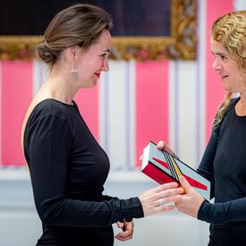 La gouverneure générale a remis le prix à Catherine Leroux.