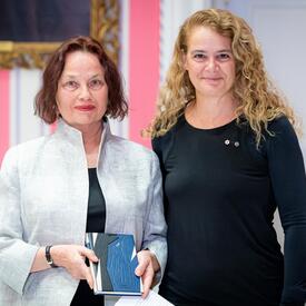 Linda Gaboriau se tient aux côtés de la gouverneure générale. 