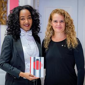 Amanda Parris se tient aux côtés de la gouverneure générale. 