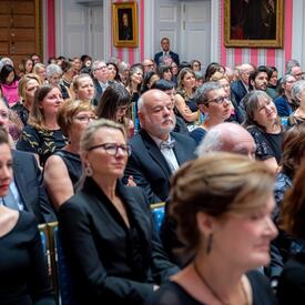 Une photo des personnes présentes dans la salle. 