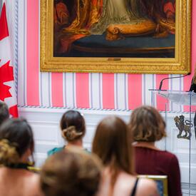 La gouverneure générale a pris la parole à partir d'un podium. 