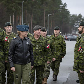 La gouverneure générale Payette visite les membres des FAC qui prennent part à l'opération REASSURANCE en Lettonie