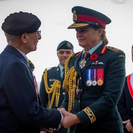 La gouverneure générale serre la main des anciens combattants. 