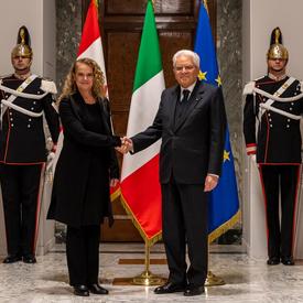 La gouverneure générale serre la main du président de l'Italie. 