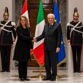 La gouverneure générale serre la main du président de l'Italie. 