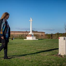 The Governor General lays flowers on a tomb. 