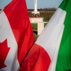 Photo des drapeaux canadiens et italiens au Cimetière de guerre canadien de Villanova.