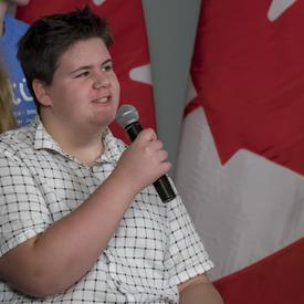 Un jeune garçon pose une question à l'astronaute de l'Agence spatiale canadienne David Saint-Jacques.