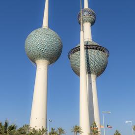  Une photo des tours du Koweït prise de l'extérieur.