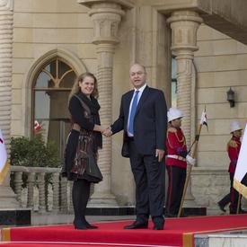 La gouverneure générale Julie Payette serre la main de Son Excellence Barham Salih, président de l'Irak.