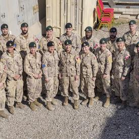 La gouverneure générale Payette pose pour une photo avec un groupe de membres des Forces armées canadiennes. 