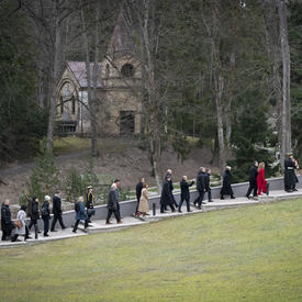 La gouverneure générale et la délégation ont marché en procession jusqu'au monument. 