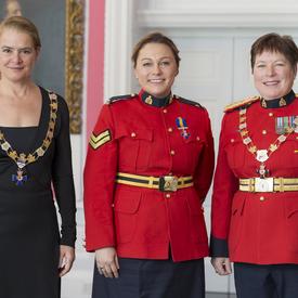 Michelle Mosher poses with the Governor General and RCMP Commissioner Brenda Lucki.  All three are wearing their insignia. 