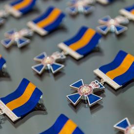L'insigne de l'Ordre du mérite des corps policiers étalé sur une table. 