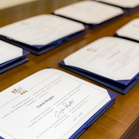  Les certificats de la  Mention d’honneur du gouverneur général pour l’excellence sportive et académique sont sur une table. 