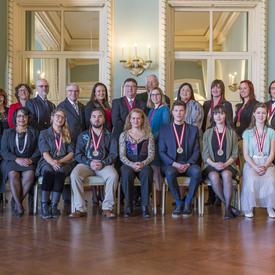 The Governor General and the recipients of the 2018 Governor General History Awards are posing for a group photo. 