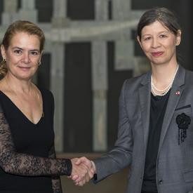 Son Excellence madame Salome Meyer Ambassadrice de la Confédération suisse, serre la main de la gouverneure générale. 