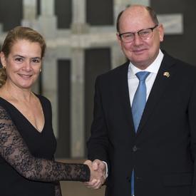 Son Excellence monsieur Urban Christian Ahlin Ambassadeur du Royaume de Suède serre la main de la gouverneure générale.