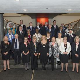 Une photo de groupe des 24 récipiendaires de l'Ordre du Canada et de la gouverneure générale.