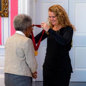 The Governor General gives a medal to Sylvia D. Hamilton.