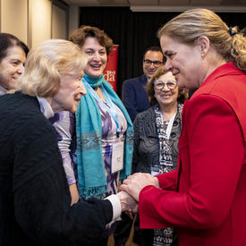 La gouverneure générale serre la main d'une survivante de l'Holocauste. 